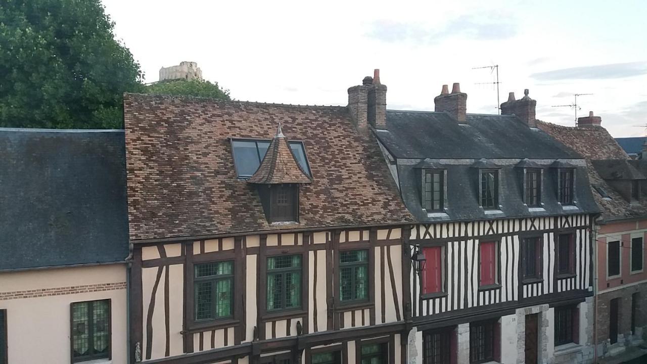 Апартаменты Le Charme Du Chateau Лез-Андели Экстерьер фото